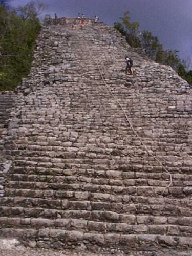 Coba Grosse Pyramide.jpg - der aufstieg ist steil, das seil hilft